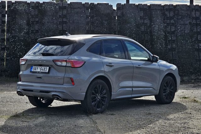Test Ford Kuga Graphite Tech 2.5 Duratec Hybrid AWD (2023)
