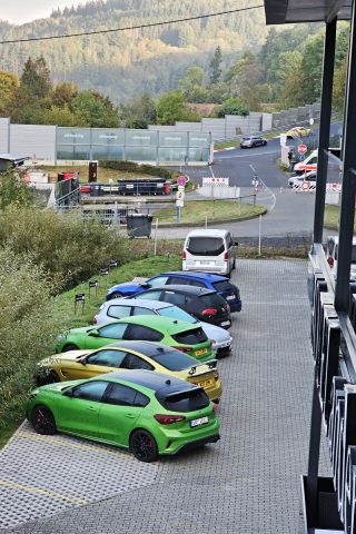 Ford Focus ST Track Pack u hotelu v Adenau s výhledem na Severní smyčku Nürburgringu | Foto: Pavel Srp