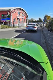 Kolona na vjezdu při turistických jízdách na trať Severní smyčky Nürburgringu | Foto: Pavel Srp