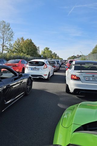 Zácpa na výjezdu při turistických jízdách ze Severní smyčky Nürburgringu | Foto: Pavel Srp