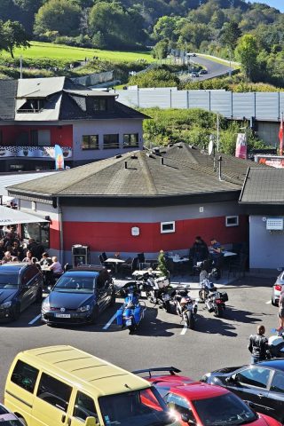 Výhled na trať Severní smyčky Nürburgringu z hotelu v Adenau | Foto: Pavel Srp