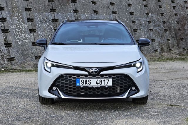 Test Toyota Corolla TS GR Sport 2.0 Hybrid e‑CVT (2023)