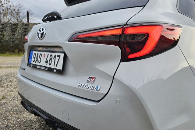 Test Toyota Corolla TS GR Sport 2.0 Hybrid e‑CVT (2023)
