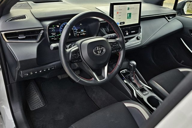 Test Toyota Corolla TS GR Sport 2.0 Hybrid e‑CVT (2023)