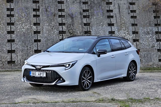 Test Toyota Corolla TS GR Sport 2.0 Hybrid e‑CVT (2023)