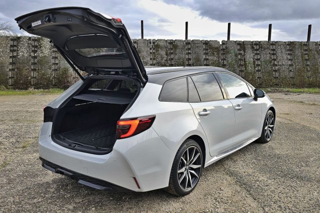 Test Toyota Corolla TS GR Sport 2.0 Hybrid e‑CVT (2023)