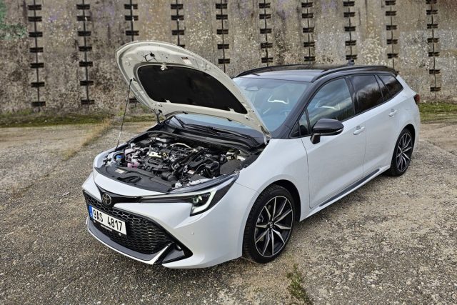 Test Toyota Corolla TS GR Sport 2.0 Hybrid e‑CVT (2023)