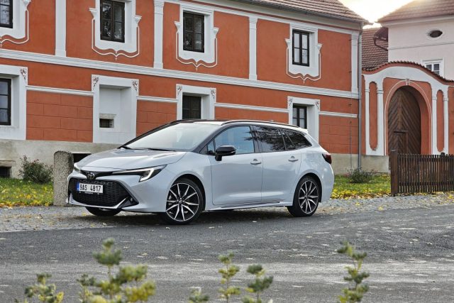 Test Toyota Corolla TS GR Sport 2.0 Hybrid e‑CVT (2023)
