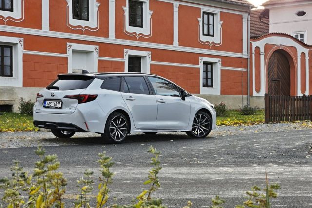 Test Toyota Corolla TS GR Sport 2.0 Hybrid e‑CVT (2023)