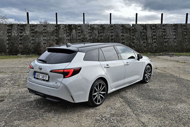 Test Toyota Corolla TS GR Sport 2.0 Hybrid e‑CVT (2023)