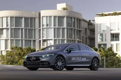 Mercedes-Benz bude používat nazelenalé světlo do blinkrů při autonomní jízdě