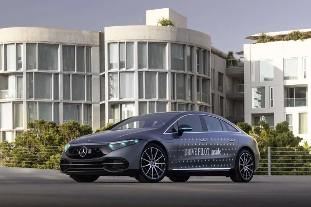 Mercedes-Benz bude používat nazelenalé světlo do blinkrů při autonomní jízdě