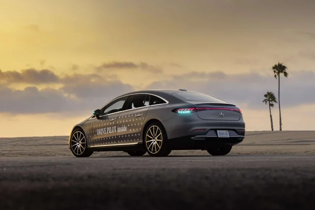 Mercedes-Benz bude používat nazelenalé světlo do blinkrů při autonomní jízdě