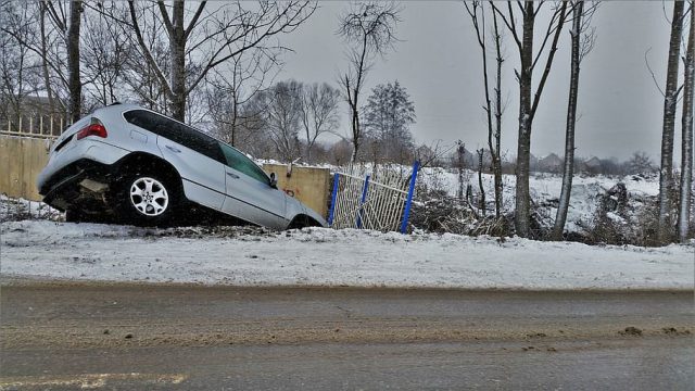 nehoda-bmw-x5-snih-zima-vyprosteni