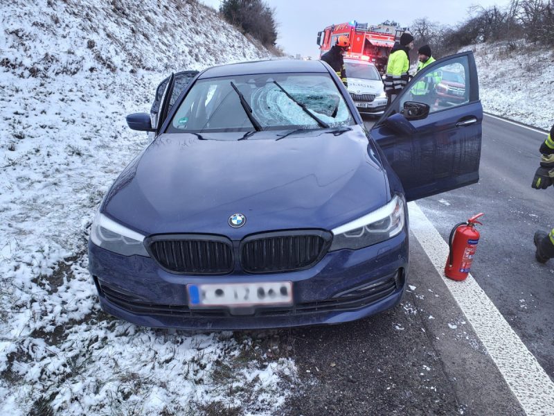 I přes hrozbu rýmy po nehodě nikdy nezůstávejte v autě. Nenechávejte ani puštěný motor