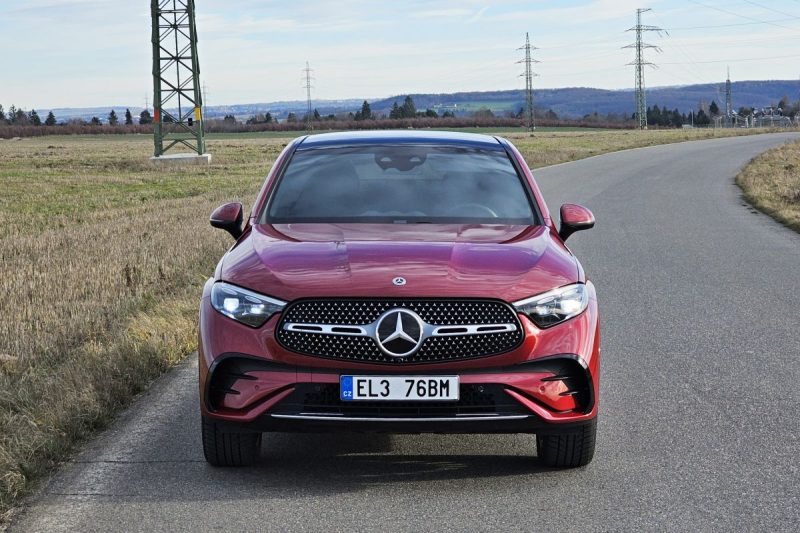 Test Mercedes-Benz GLC 300 de 4MATIC kupé | naftový plug-in hybrid (2024)