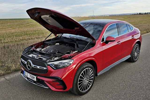 Test Mercedes-Benz GLC 300 de 4MATIC kupé | naftový plug-in hybrid (2024)