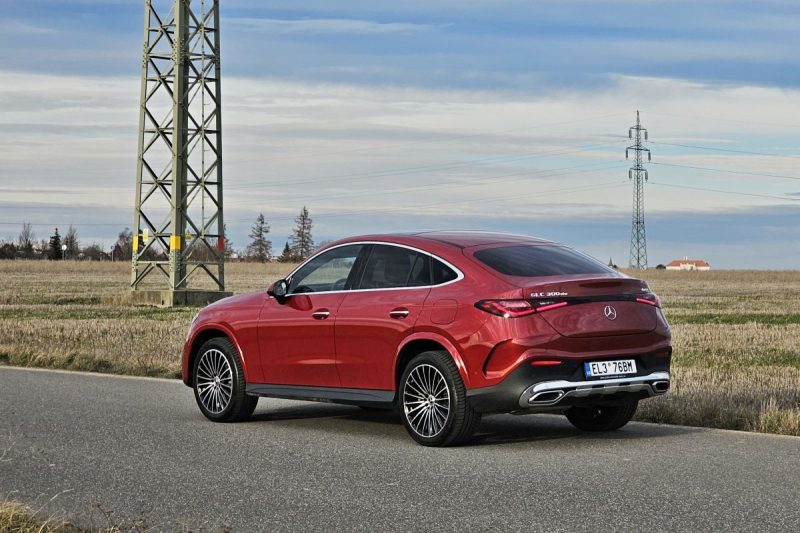 Test Mercedes-Benz GLC 300 de 4MATIC kupé | naftový plug-in hybrid (2024)