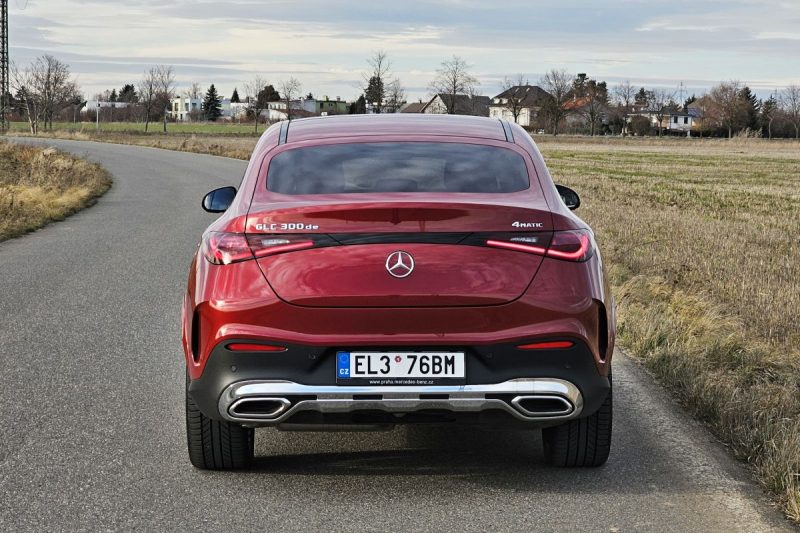 Test Mercedes-Benz GLC 300 de 4MATIC kupé | naftový plug-in hybrid (2024)