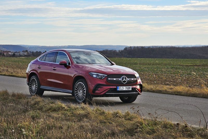 Test Mercedes-Benz GLC 300 de 4MATIC kupé | naftový plug-in hybrid (2024)
