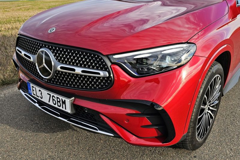 Test Mercedes-Benz GLC 300 de 4MATIC kupé | naftový plug-in hybrid (2024)