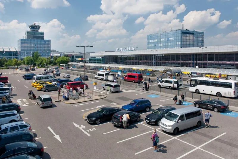 Jedete pro někoho na ruzyňské letiště? I po 3 minutách budete s některými registračními značkami za parkování platit