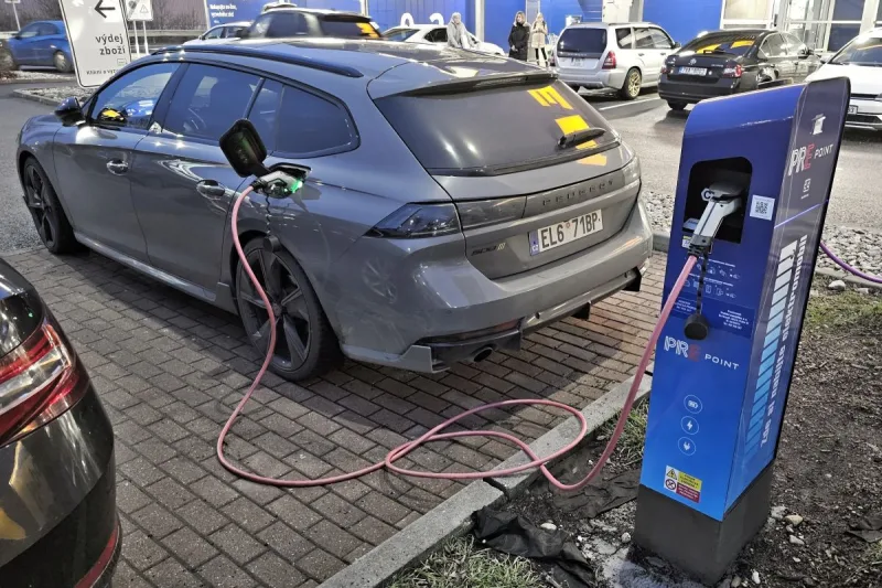 Test Peugeot 508 SW PSE | plug-in hybrid | dobíjení (2024)