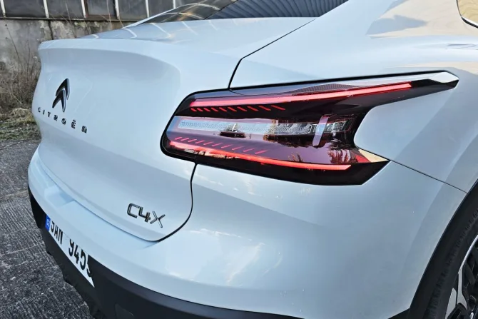 Test Citroen C4 X SHINE 1.5 BlueHDi 130 S&S EAT8 (2024)