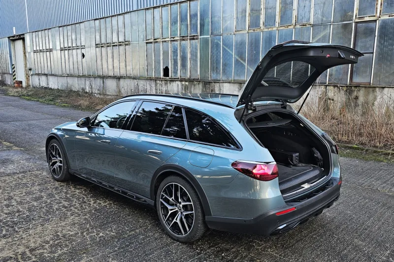 Test Mercedes-Benz E 300 de All Terrain | plug-in hybrid (2024)