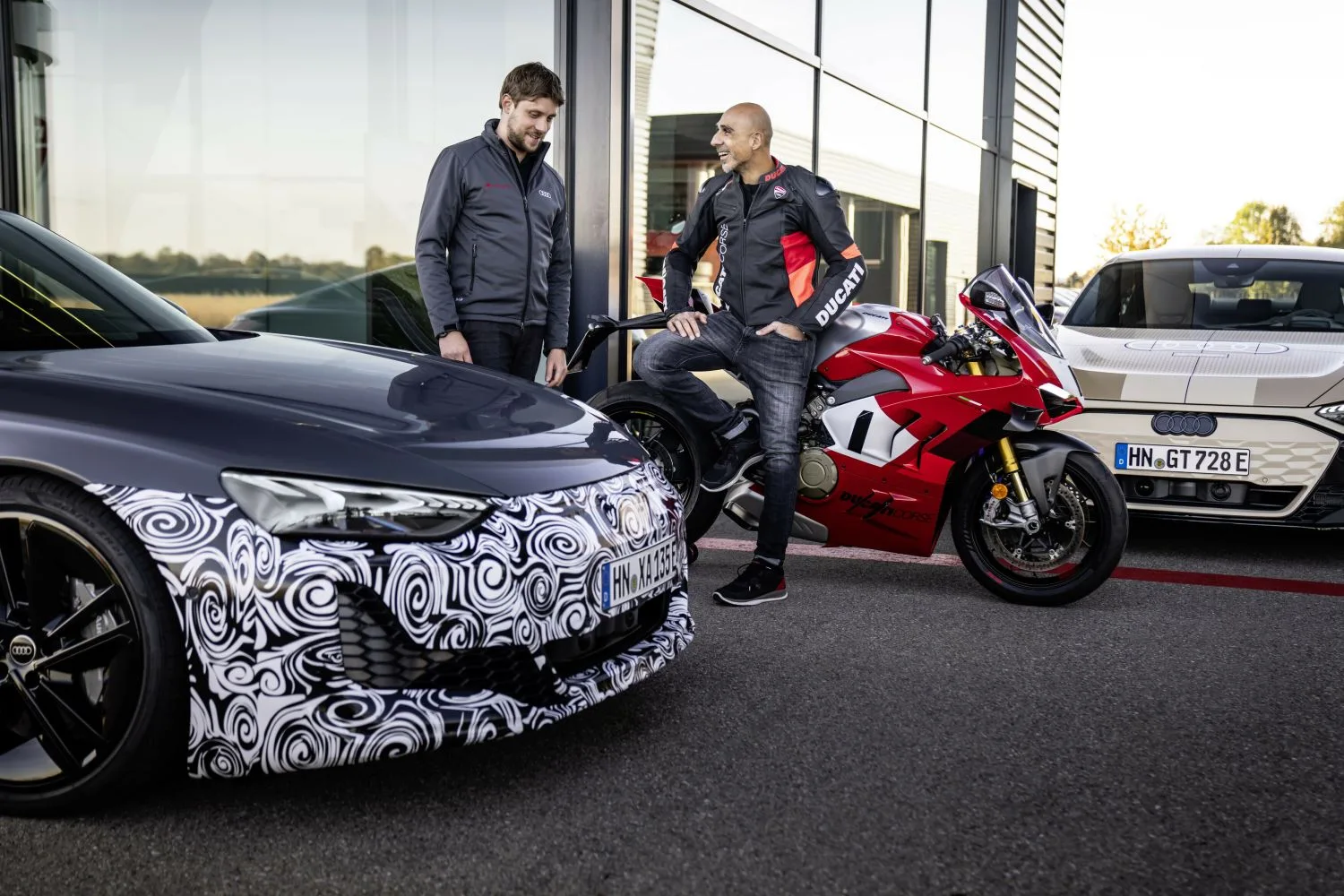 Hlavní zkušební jezdec značky Ducati Alessandro Valia a Jaan Mattes Reiling, technický vedoucí projektu modelové řady Audi e-tron GT
