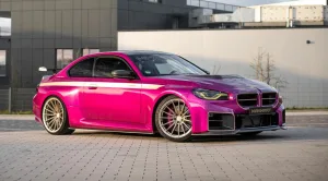 Manhart znovu upravil BMW M2. Výsledek je růžový, výkonný a nepřehlédnutelný