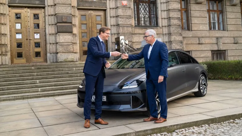 Martin_Kupka-a-Martin_Saitz-Hyundai_Ioniq_6-ministerstvo_dopravy_elektromobil