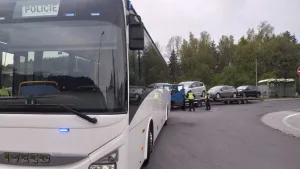 Nenápadně schovaní v civilním autobusu policisté odhalili desítky přestupků. Velmi často i řidiče bez pásů