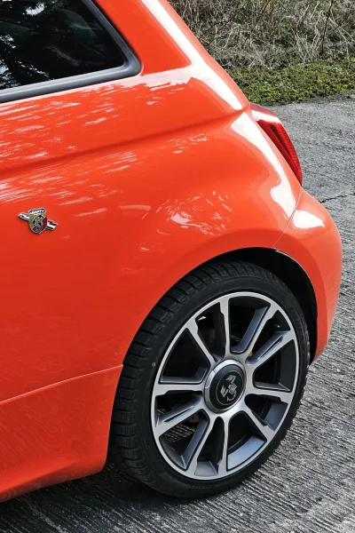 Test Abarth 695 Turismo (2024)