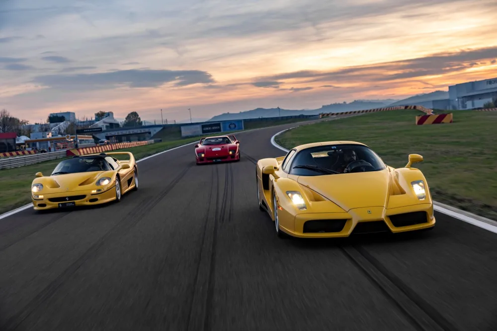 Pirelli začne vyrábět nové pneumatiky pro 20 let staré Ferrari Enzo. Vypadají stejně jako původní, ale jsou výrazně lepší