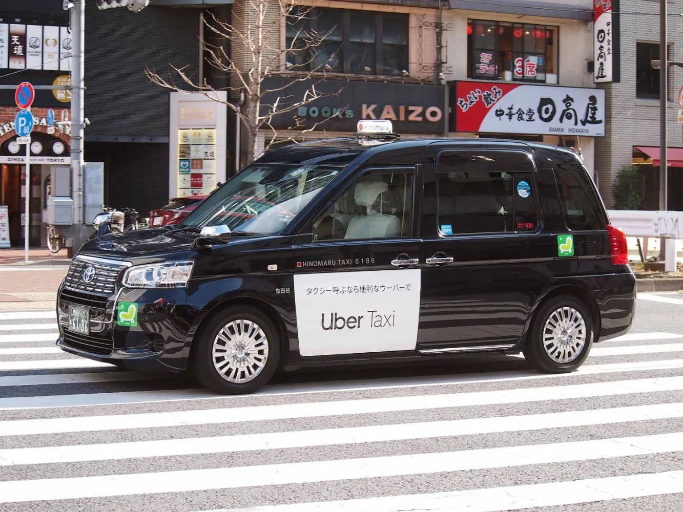 Hinomaru_Kotsu_6186_JPN_Taxi_with_Uber_Taxi_advertise