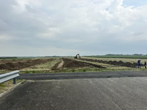 Na nejočekávanější část dostavby pražského okruhu už vyjely bagry. Zatím se ale řidiči radovat nemohou