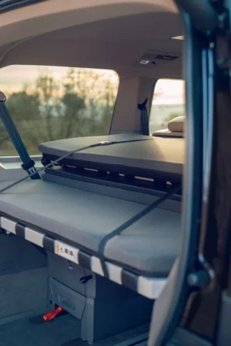 Volkswagen Multivan T7 s paketem pro přenocování