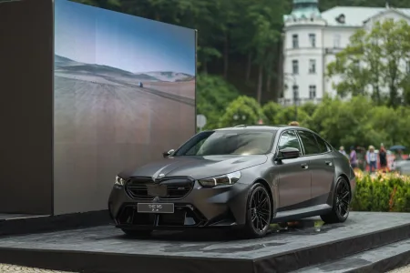 Jen pár dní po premiéře je v Karlových Varech. Nové BMW M5 a nové BMW X3 si můžete prohlédnout naživo