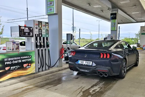 2024-ford_mustang_dark_horse-tankovani-cerpaci_stanice-mol- (2)