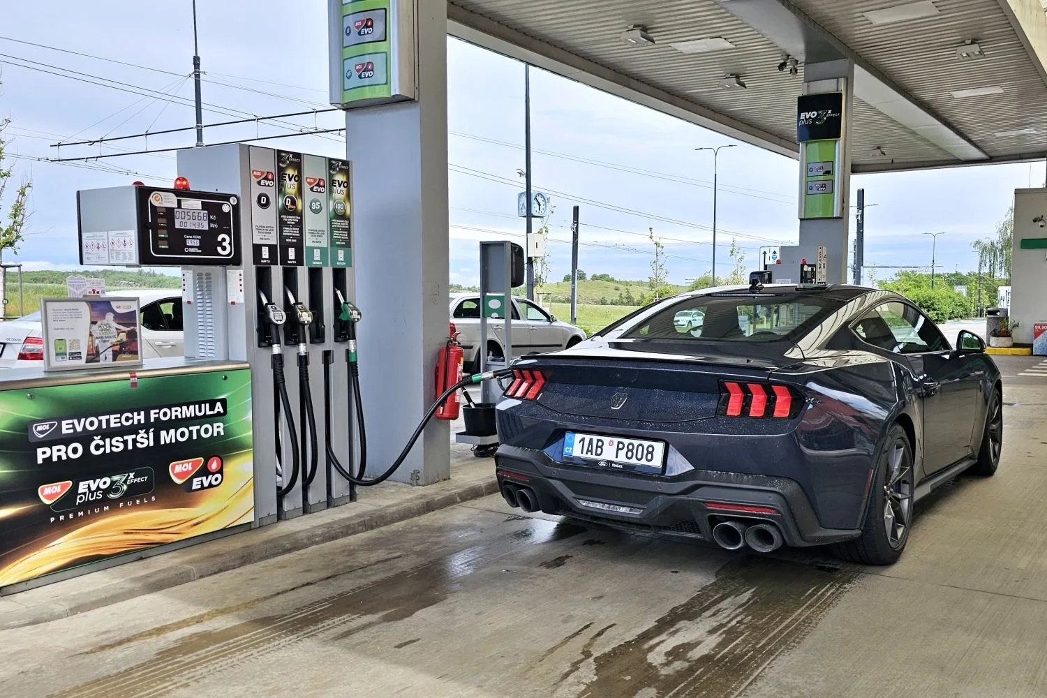 2024-ford_mustang_dark_horse-tankovani-cerpaci_stanice-mol- (2)