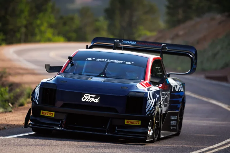 Ford F-150 Lightning SuperTruck zvítězil v závodech do vrchu Pikes Peak | 2024