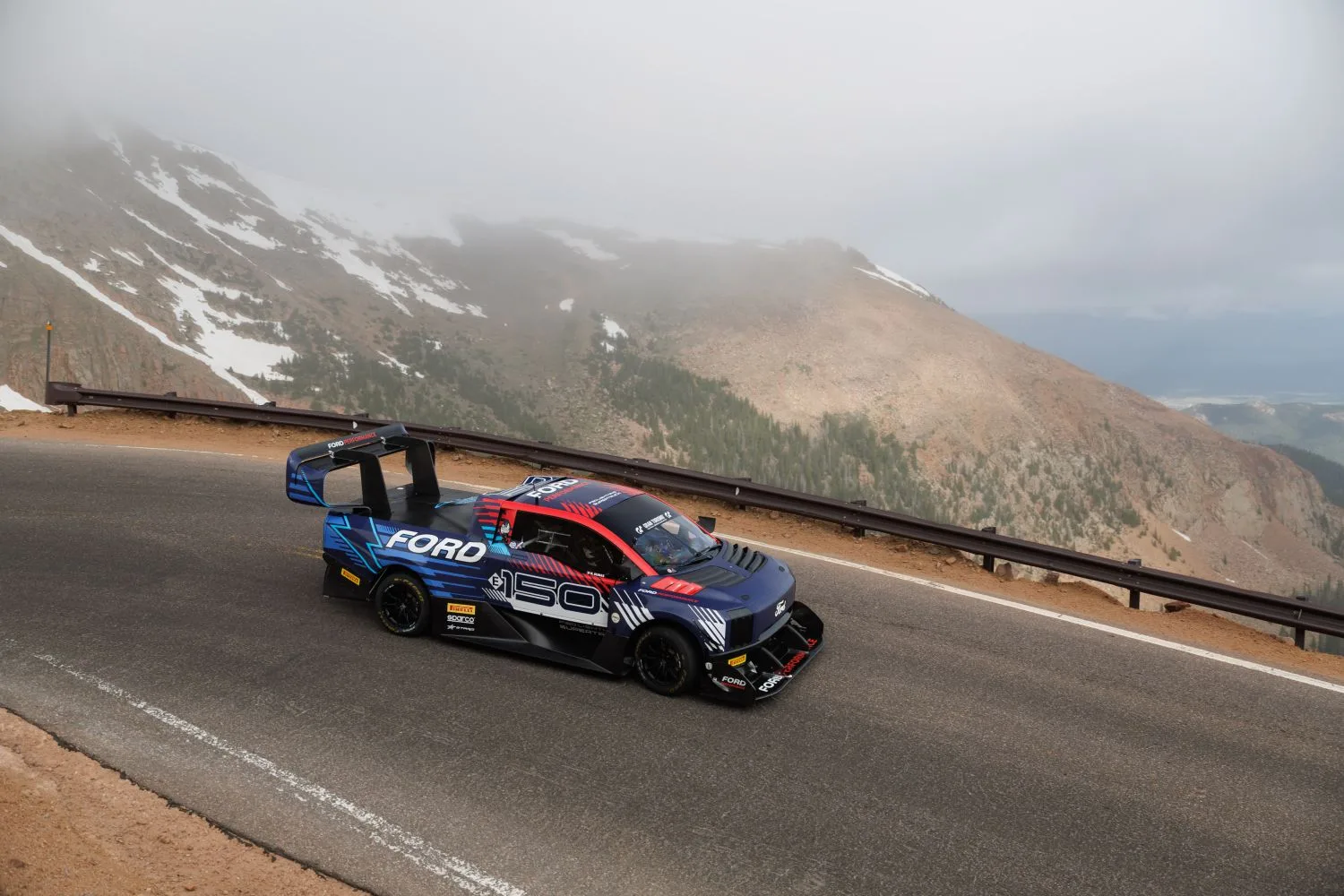 Ford F-150 Lightning SuperTruck zvítězil v závodech do vrchu Pikes Peak | 2024