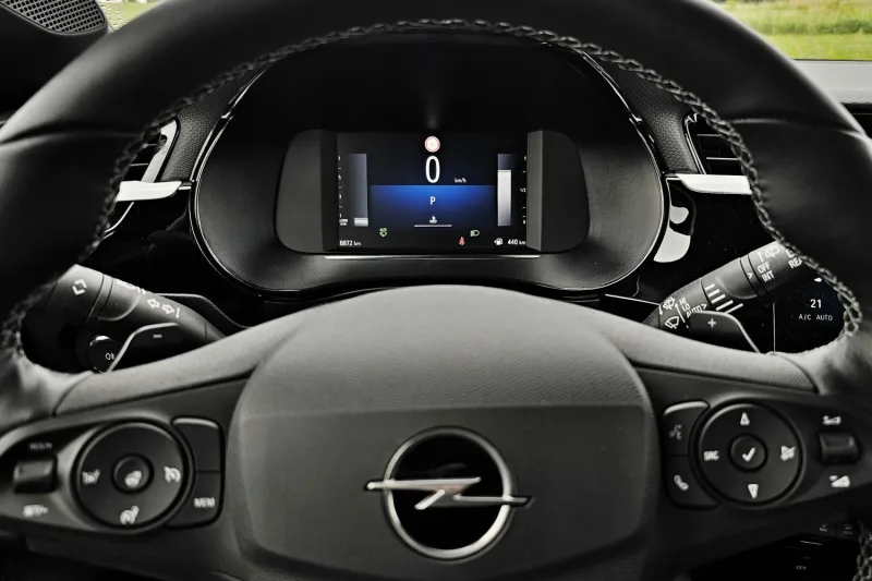 Test Opel Corsa GS 1.2 Turbo 100 k AT8 (2024)