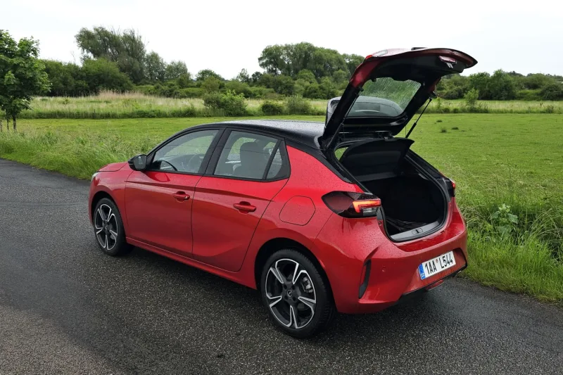 Test Opel Corsa GS 1.2 Turbo 100 k AT8 (2024)