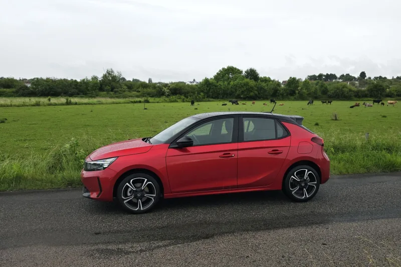 Test Opel Corsa GS 1.2 Turbo 100 k AT8 (2024)