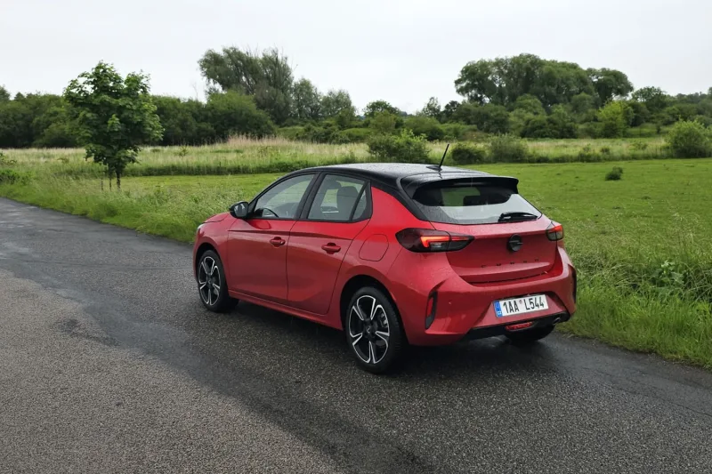 Test Opel Corsa GS 1.2 Turbo 100 k AT8 (2024)