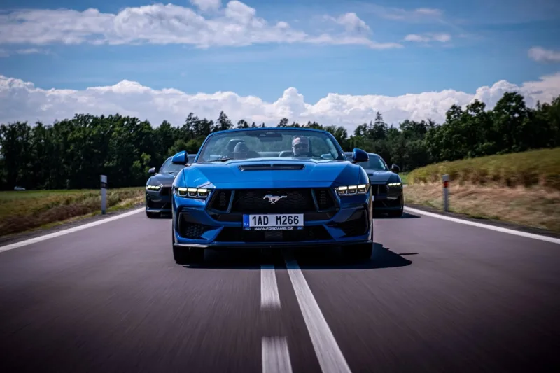 Ford Mustang sedmé generace. Uprostřed Ford Mustang GT Convertible, za ním 2x Ford Mustang Dark Horse