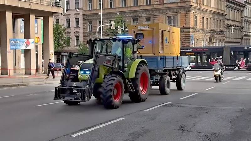vseobecna_fakultni_nemocnice-traktor-modre_majaky