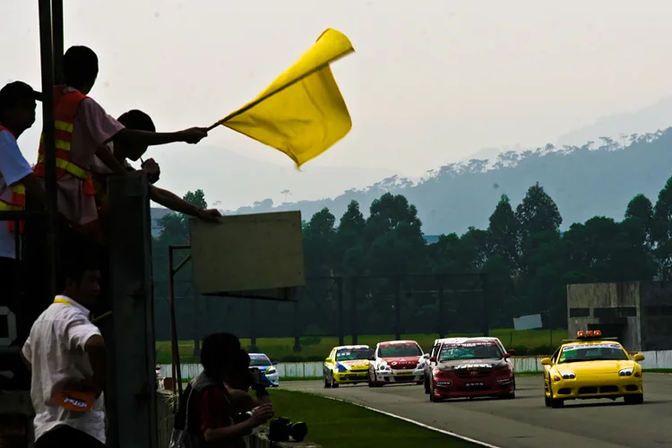 2007_China_Circuit_Championship_Safety_Car-zluta_vlajka